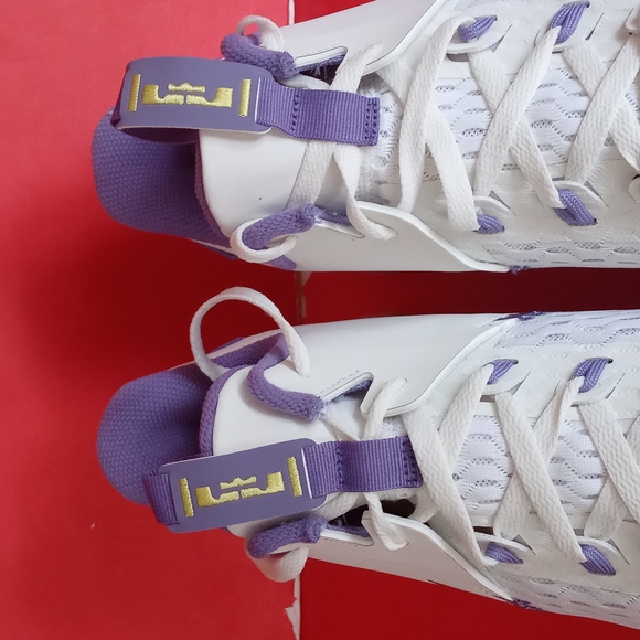 BRAND NEW NIKE LEBRON WITNESS V - Picture 4 of 16